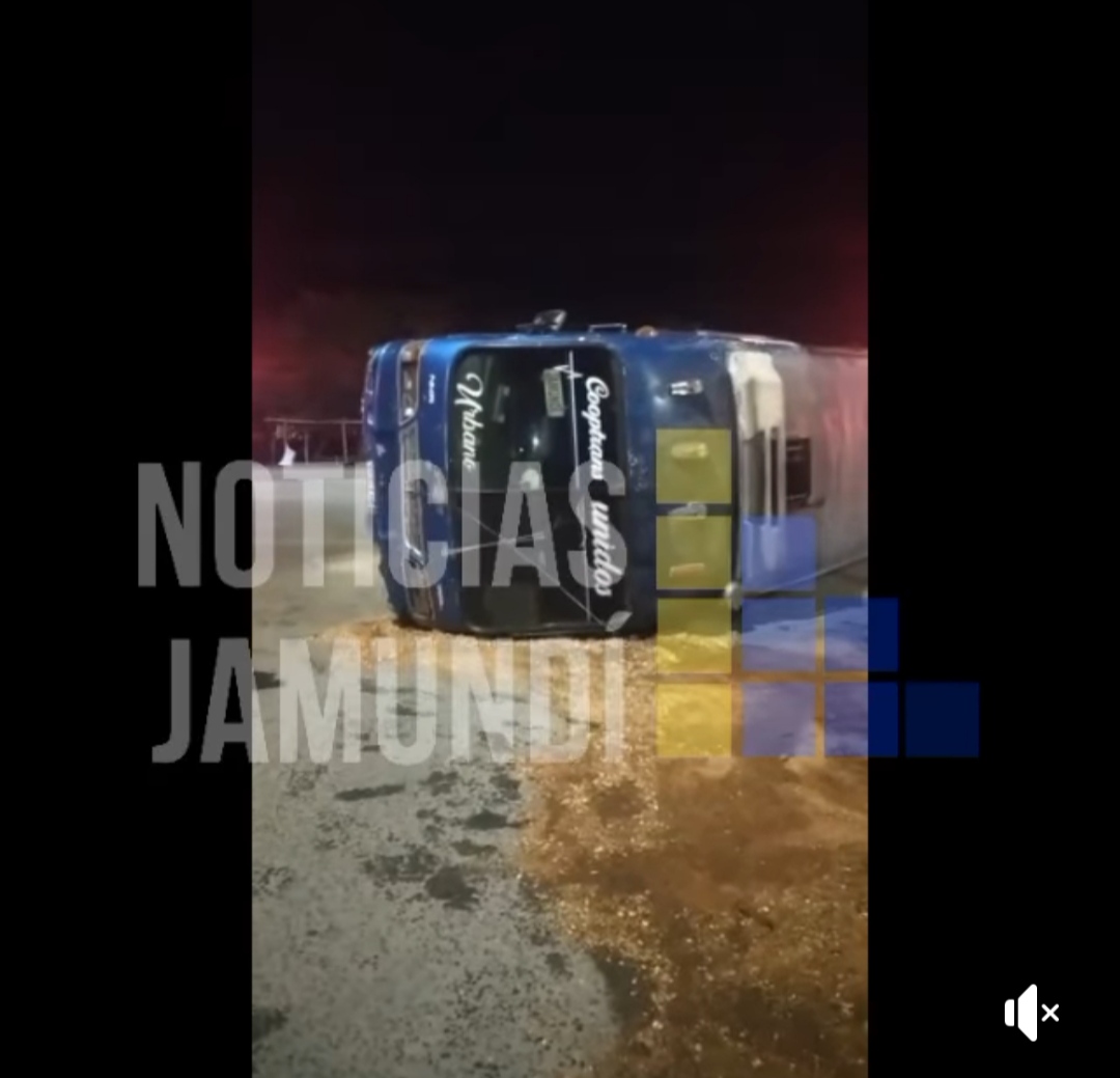 🛑 Aparatoso Accidente Deja Una Buseta Volcada En Terranova🛑 Noticias Jamundí 3891